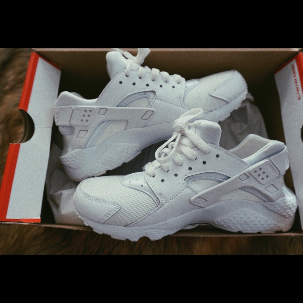 All white nike huaraches women's size 7.5